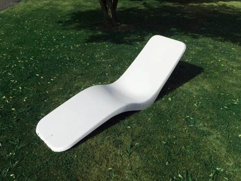 Banana sun lounger in white